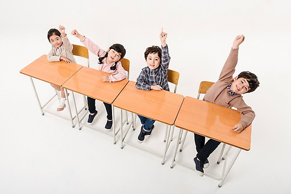 포토 JPG 스튜디오촬영 전신 여학생 여자 어린이교육 남자 어린이라이프 초등학생 어린이 남학생 의자 수업 실내 앉기 소녀 소년 여러명 앞모습 친구 하이앵글 손들기 한국인 발표 책상 어린이만 국내포토 학생 라이프스타일 교육 뷰포인트 가구 다수 관계 모션 사람 동양인 내부 파일형식