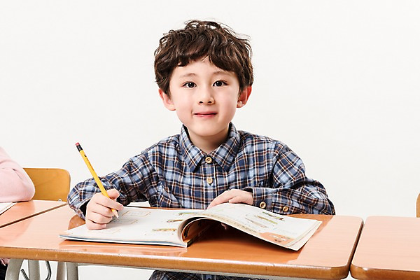 포토 JPG 스튜디오촬영 어린이교육 남자 어린이라이프 초등학생 어린이 남학생 의자 수업 실내 한명 미소 앉기 소년 상반신 앞모습 한국인 책상 교과서 소년한명만 국내포토 1 학생 라이프스타일 교육 뷰포인트 가구 모션 교재 표정 사람 동양인 내부 남자한명만 소년만 파일형식