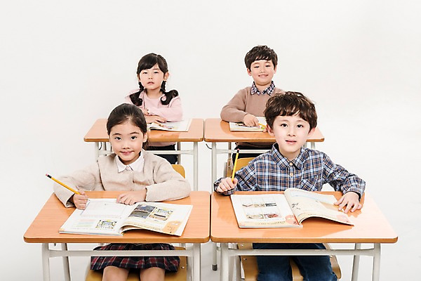 포토 JPG 스튜디오촬영 여학생 여자 어린이교육 남자 어린이라이프 초등학생 어린이 남학생 의자 수업 실내 미소 앉기 소녀 소년 여러명 상반신 앞모습 친구 한국인 책상 교과서 어린이만 국내포토 학생 라이프스타일 교육 뷰포인트 가구 다수 관계 모션 교재 표정 사람 동양인 내부 파일형식