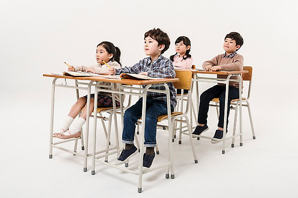 포토 JPG 스튜디오촬영 전신 응시 여학생 여자 어린이교육 남자 어린이라이프 초등학생 어린이 남학생 의자 수업 실내 미소 앉기 소녀 소년 여러명 옆모습 친구 한국인 책상 어린이만 국내포토 학생 라이프스타일 시선 교육 뷰포인트 가구 다수 관계 모션 표정 사람 동양인 내부 파일형식