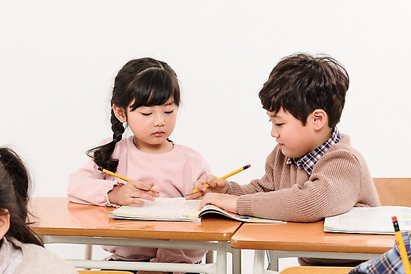 포토 JPG 스튜디오촬영 여학생 여자 어린이교육 남자 어린이라이프 초등학생 어린이 남학생 의자 수업 실내 앉기 소녀 소년 상반신 두명 앞모습 옆모습 친구 한국인 도움 책상 어린이만 국내포토 학생 라이프스타일 교육 뷰포인트 가구 컨셉 관계 모션 사람 동양인 내부 파일형식