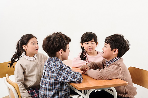 포토 JPG 스튜디오촬영 여학생 여자 어린이교육 남자 어린이라이프 초등학생 어린이 남학생 의자 수업 실내 앉기 소녀 소년 여러명 상반신 옆모습 친구 한국인 토론 책상 어린이만 국내포토 학생 라이프스타일 교육 뷰포인트 가구 다수 관계 모션 사람 동양인 내부 파일형식