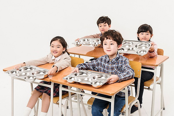 포토 JPG 스튜디오촬영 전신 여학생 여자 어린이교육 남자 어린이라이프 초등학생 어린이 남학생 의자 실내 미소 들기 앉기 소녀 소년 여러명 상반신 앞모습 친구 한국인 책상 식판 급식 어린이만 국내포토 학생 라이프스타일 교육 뷰포인트 가구 다수 관계 모션 표정 사람 동양인 내부 파일형식