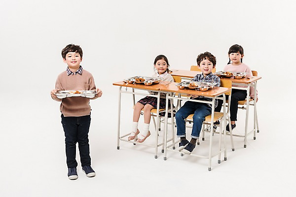 포토 JPG 스튜디오촬영 전신 여학생 여자 어린이교육 남자 어린이라이프 초등학생 어린이 남학생 의자 실내 서기 미소 들기 앉기 소녀 소년 여러명 앞모습 친구 한국인 책상 식판 급식 어린이만 국내포토 학생 라이프스타일 교육 뷰포인트 가구 다수 관계 모션 표정 사람 동양인 내부 파일형식