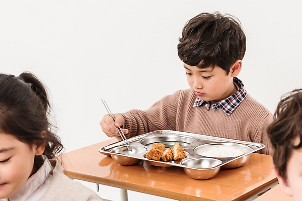 포토 JPG 스튜디오촬영 여학생 여자 어린이교육 남자 어린이라이프 초등학생 어린이 남학생 의자 실내 앉기 소녀 소년 상반신 앞모습 세명 친구 한국인 책상 식판 급식 어린이만 국내포토 학생 라이프스타일 교육 뷰포인트 가구 관계 모션 사람 동양인 내부 파일형식