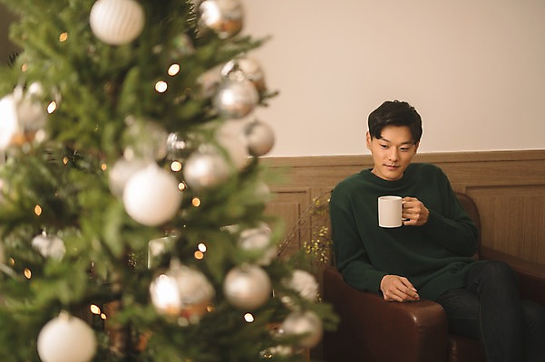 포토 JPG 응시 남자 커피 크리스마스 거실 휴식 실내 한명 들기 앉기 상반신 20대 성인 앞모습 아웃포커스 소파 크리스마스트리 한국인 성인남자한명만 국내포토 1 시선 기념일 음료 뷰포인트 컨셉 의자 모션 촬영기법 사람 동양인 청년 내부 남자한명만 성인남자만 파일형식