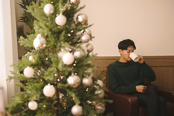 포토 JPG 남자 커피 크리스마스 거실 휴식 실내 한명 앉기 상반신 20대 성인 앞모습 아웃포커스 소파 크리스마스트리 한국인 마시기 성인남자한명만 국내포토 1 기념일 음료 뷰포인트 컨셉 의자 모션 촬영기법 사람 동양인 청년 내부 남자한명만 성인남자만 파일형식