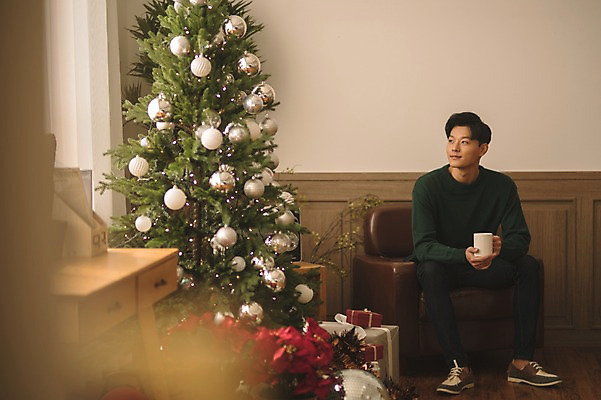 포토 JPG 전신 응시 남자 크리스마스 거실 휴식 실내 선물 한명 미소 들기 앉기 20대 성인 앞모습 아웃포커스 소파 크리스마스트리 한국인 커피잔 성인남자한명만 국내포토 1 시선 기념일 커피 뷰포인트 컨셉 의자 모션 잔 촬영기법 표정 사람 동양인 청년 내부 남자한명만 성인남자만 파일형식