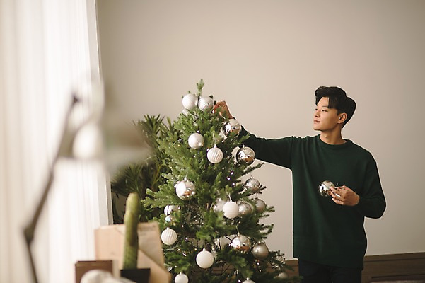 포토 JPG 응시 남자 크리스마스장식 크리스마스 거실 휴식 실내 한명 서기 미소 들기 상반신 20대 성인 앞모습 아웃포커스 크리스마스트리 한국인 성인남자한명만 국내포토 1 시선 기념일 뷰포인트 컨셉 모션 촬영기법 표정 사람 동양인 청년 내부 남자한명만 성인남자만 파일형식