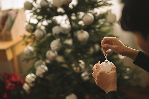 포토 JPG 손 남자 크리스마스장식 크리스마스 휴식 실내 한명 들기 상반신 20대 성인 아웃포커스 신체부위 크리스마스트리 한국인 성인남자한명만 국내포토 1 기념일 컨셉 모션 촬영기법 사람 동양인 청년 내부 남자한명만 성인남자만 파일형식
