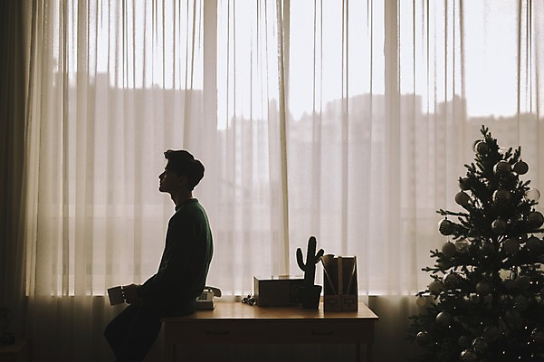 포토 JPG 남자 실루엣 크리스마스 거실 휴식 선인장 실내 한명 들기 앉기 상반신 20대 성인 옆모습 크리스마스트리 한국인 커튼 책상 성인남자한명만 국내포토 식물 1 기념일 뷰포인트 가구 컨셉 모션 촬영기법 사람 동양인 청년 내부 남자한명만 성인남자만 파일형식