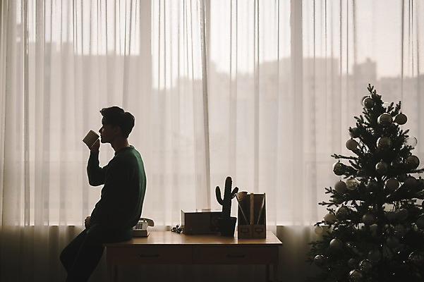 포토 JPG 남자 실루엣 크리스마스 거실 휴식 실내 한명 앉기 상반신 20대 성인 옆모습 아웃포커스 크리스마스트리 한국인 커튼 책상 성인남자한명만 국내포토 1 기념일 뷰포인트 가구 컨셉 모션 촬영기법 사람 동양인 청년 내부 남자한명만 성인남자만 파일형식