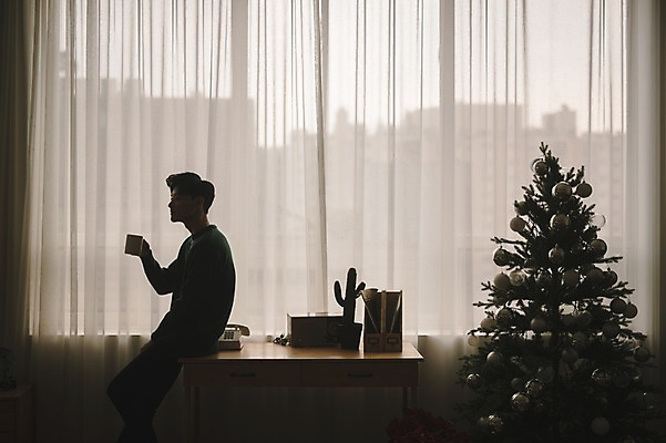 포토 JPG 남자 실루엣 크리스마스 거실 휴식 실내 한명 들기 앉기 상반신 20대 성인 옆모습 크리스마스트리 한국인 커튼 책상 성인남자한명만 국내포토 1 기념일 뷰포인트 가구 컨셉 모션 촬영기법 사람 동양인 청년 내부 남자한명만 성인남자만 파일형식