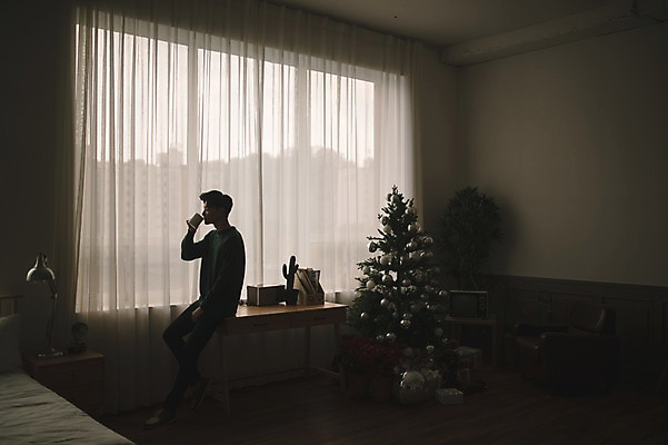 포토 JPG 전신 남자 실루엣 크리스마스 거실 휴식 실내 한명 앉기 20대 성인 옆모습 크리스마스트리 한국인 커튼 책상 성인남자한명만 국내포토 1 기념일 뷰포인트 가구 컨셉 모션 촬영기법 사람 동양인 청년 내부 남자한명만 성인남자만 파일형식
