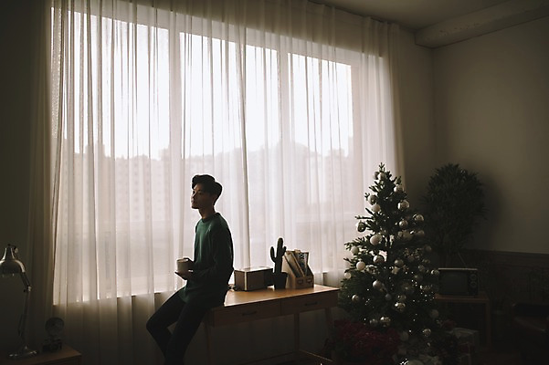 포토 JPG 남자 실루엣 크리스마스 거실 휴식 실내 한명 들기 앉기 상반신 20대 성인 옆모습 크리스마스트리 한국인 커튼 성인남자한명만 국내포토 1 기념일 뷰포인트 컨셉 모션 촬영기법 사람 동양인 청년 내부 남자한명만 성인남자만 파일형식