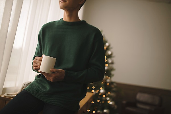포토 JPG 남자 크리스마스 거실 휴식 실내 한명 들기 앉기 상반신 20대 성인 앞모습 아웃포커스 크리스마스트리 한국인 머그컵 성인남자한명만 국내포토 1 기념일 뷰포인트 컨셉 모션 촬영기법 사람 동양인 청년 내부 컵 남자한명만 성인남자만 파일형식