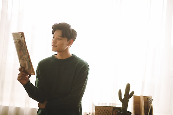 포토 JPG 응시 남자 크리스마스 거실 휴식 선인장 실내 한명 들기 앉기 상반신 20대 성인 앞모습 한국인 신문 성인남자한명만 국내포토 식물 1 시선 기념일 뷰포인트 컨셉 모션 사람 동양인 청년 내부 간행물 뉴스 남자한명만 성인남자만 파일형식