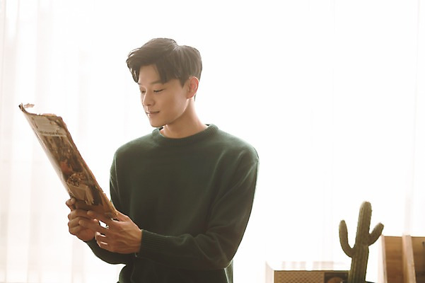 포토 JPG 응시 남자 크리스마스 거실 휴식 선인장 실내 한명 들기 앉기 상반신 20대 성인 앞모습 한국인 신문 성인남자한명만 국내포토 식물 1 시선 기념일 뷰포인트 컨셉 모션 사람 동양인 청년 내부 간행물 뉴스 남자한명만 성인남자만 파일형식