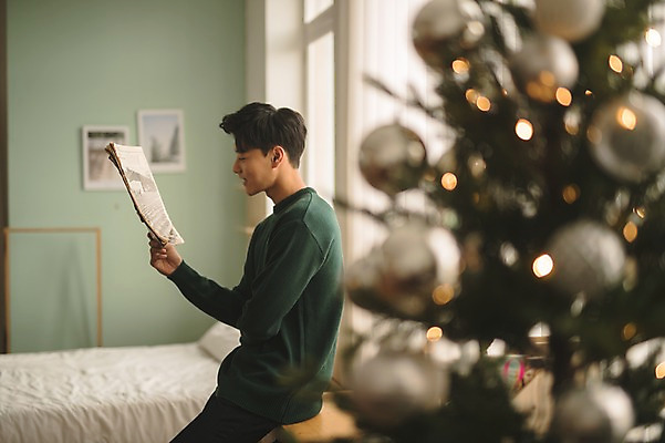 포토 JPG 응시 남자 크리스마스 휴식 실내 한명 들기 앉기 상반신 20대 성인 옆모습 아웃포커스 크리스마스트리 한국인 침대 신문 성인남자한명만 국내포토 1 시선 기념일 뷰포인트 가구 컨셉 모션 촬영기법 사람 동양인 청년 내부 간행물 뉴스 남자한명만 성인남자만 파일형식