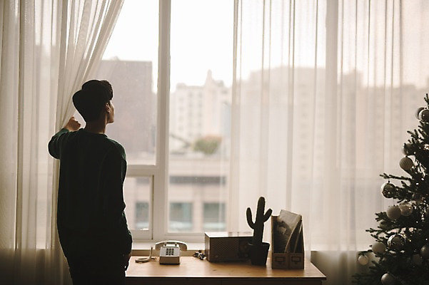 포토 JPG 응시 남자 크리스마스 거실 창문 휴식 선인장 실내 한명 서기 상반신 20대 성인 뒷모습 크리스마스트리 한국인 커튼 책상 창밖 성인남자한명만 국내포토 식물 1 시선 기념일 뷰포인트 가구 컨셉 모션 사람 동양인 청년 내부 남자한명만 성인남자만 파일형식