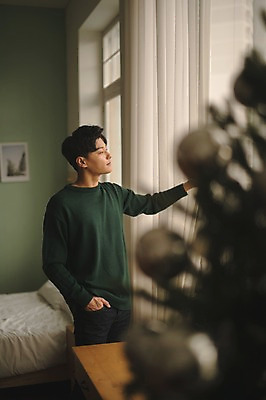 포토 JPG 응시 남자 크리스마스 휴식 실내 한명 서기 상반신 20대 성인 옆모습 아웃포커스 크리스마스트리 한국인 성인남자한명만 국내포토 1 시선 기념일 뷰포인트 컨셉 모션 촬영기법 사람 동양인 청년 내부 남자한명만 성인남자만 파일형식 인종 이벤트 남자만 성인만