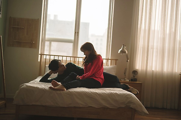 포토 JPG 전신 커플 응시 여자 남자 크리스마스 창문 실내 앉기 20대 성인 두명 앞모습 옆모습 30대 눕기 다정 한국인 침대 성인만 국내포토 시선 기념일 뷰포인트 가구 컨셉 관계 모션 사람 동양인 청년 내부 장년 파일형식