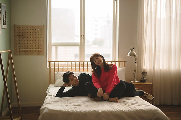 포토 JPG 전신 커플 여자 남자 크리스마스 실내 미소 앉기 20대 성인 두명 앞모습 30대 눕기 다정 한국인 침대 성인만 국내포토 기념일 뷰포인트 가구 컨셉 관계 모션 표정 사람 동양인 청년 내부 장년 파일형식