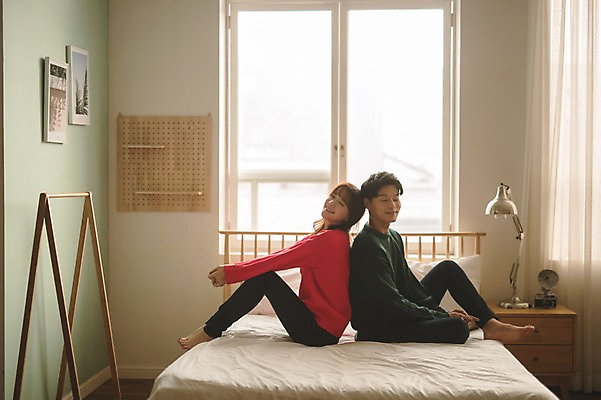 포토 JPG 전신 커플 여자 남자 크리스마스 실내 미소 앉기 20대 성인 두명 옆모습 30대 다정 한국인 등맞대기 침대 성인만 국내포토 기념일 뷰포인트 가구 컨셉 관계 모션 표정 사람 동양인 청년 내부 장년 파일형식