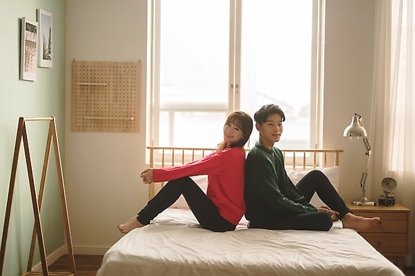 포토 JPG 전신 커플 여자 남자 크리스마스 실내 미소 앉기 20대 성인 두명 옆모습 30대 다정 한국인 등맞대기 침대 성인만 국내포토 기념일 뷰포인트 가구 컨셉 관계 모션 표정 사람 동양인 청년 내부 장년 파일형식