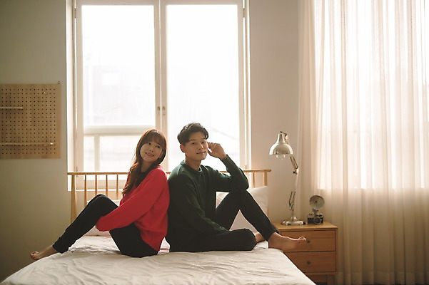 포토 JPG 전신 커플 응시 여자 남자 크리스마스 실내 미소 앉기 20대 성인 두명 옆모습 30대 다정 한국인 등맞대기 침대 성인만 국내포토 시선 기념일 뷰포인트 가구 컨셉 관계 모션 표정 사람 동양인 청년 내부 장년 파일형식