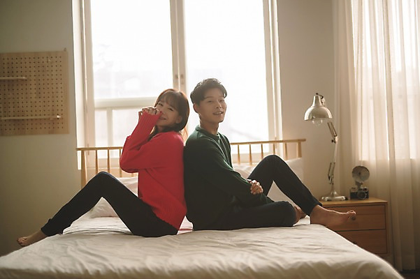 포토 JPG 전신 커플 여자 남자 크리스마스 실내 미소 앉기 20대 성인 두명 옆모습 30대 다정 한국인 등맞대기 침대 성인만 국내포토 기념일 뷰포인트 가구 컨셉 관계 모션 표정 사람 동양인 청년 내부 장년 파일형식