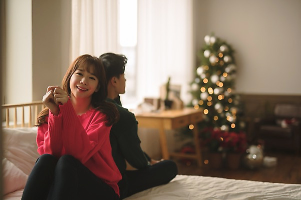 포토 JPG 커플 여자 남자 크리스마스 실내 미소 앉기 상반신 20대 성인 두명 앞모습 뒷모습 아웃포커스 30대 크리스마스트리 다정 한국인 침대 성인만 국내포토 기념일 뷰포인트 가구 컨셉 관계 모션 촬영기법 표정 사람 동양인 청년 내부 장년 파일형식