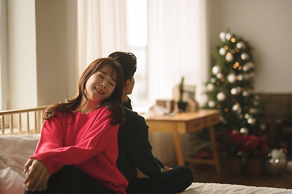 포토 JPG 커플 여자 남자 크리스마스 실내 미소 앉기 상반신 20대 성인 두명 앞모습 뒷모습 30대 크리스마스트리 눈감음 다정 한국인 침대 성인만 국내포토 기념일 뷰포인트 가구 컨셉 관계 모션 표정 사람 동양인 청년 내부 장년 파일형식