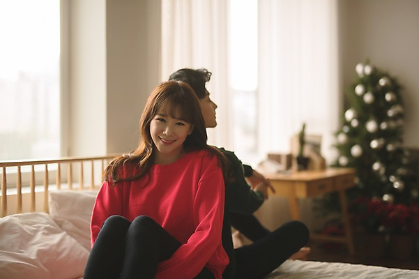 포토 JPG 커플 여자 남자 크리스마스 실내 미소 앉기 상반신 20대 성인 두명 앞모습 뒷모습 아웃포커스 30대 크리스마스트리 다정 한국인 등맞대기 침대 성인만 국내포토 기념일 뷰포인트 가구 컨셉 관계 모션 촬영기법 표정 사람 동양인 청년 내부 장년 파일형식