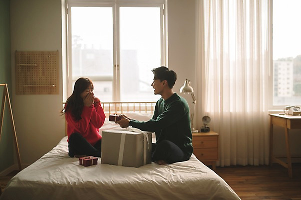 포토 JPG 전신 커플 응시 여자 남자 크리스마스 실내 선물 미소 앉기 20대 성인 두명 옆모습 30대 선물상자 다정 한국인 침대 감동 성인만 국내포토 시선 기념일 감정 뷰포인트 가구 컨셉 관계 모션 표정 사람 동양인 청년 내부 장년 상자 파일형식