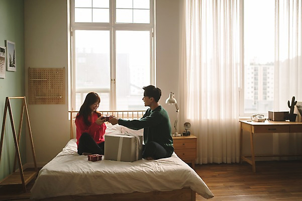 포토 JPG 전신 커플 응시 여자 남자 크리스마스 실내 선물 미소 앉기 20대 성인 두명 옆모습 30대 선물상자 다정 한국인 침대 성인만 국내포토 시선 기념일 뷰포인트 가구 컨셉 관계 모션 표정 사람 동양인 청년 내부 장년 상자 파일형식