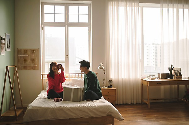 포토 JPG 전신 커플 여자 남자 크리스마스 실내 선물 미소 앉기 20대 성인 두명 옆모습 30대 선물상자 다정 한국인 침대 성인만 국내포토 기념일 뷰포인트 가구 컨셉 관계 모션 표정 사람 동양인 청년 내부 장년 상자 파일형식