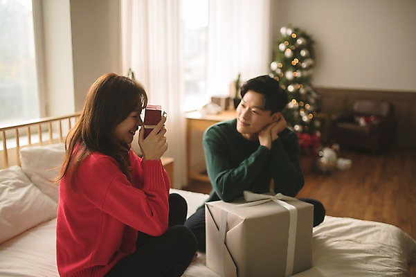 포토 JPG 커플 응시 여자 남자 크리스마스 실내 선물 미소 들기 앉기 상반신 20대 성인 두명 앞모습 옆모습 아웃포커스 30대 선물상자 크리스마스트리 다정 한국인 침대 성인만 국내포토 시선 기념일 뷰포인트 가구 컨셉 관계 모션 촬영기법 표정 사람 동양인 청년 내부 장년 상자 파일형식