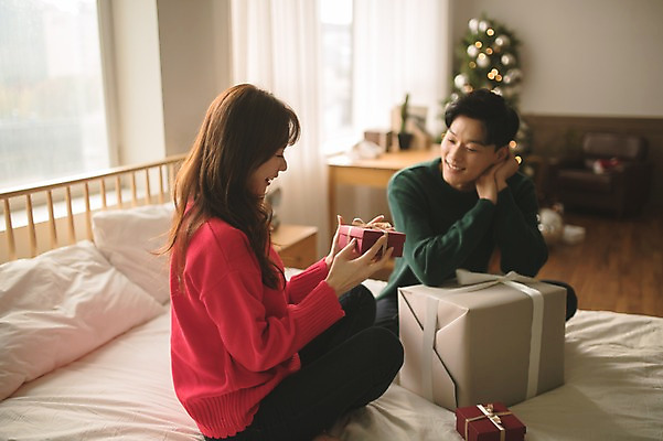 포토 JPG 커플 응시 여자 남자 크리스마스 실내 선물 미소 들기 앉기 상반신 20대 성인 두명 앞모습 옆모습 아웃포커스 30대 선물상자 크리스마스트리 다정 한국인 침대 성인만 국내포토 시선 기념일 뷰포인트 가구 컨셉 관계 모션 촬영기법 표정 사람 동양인 청년 내부 장년 상자 파일형식