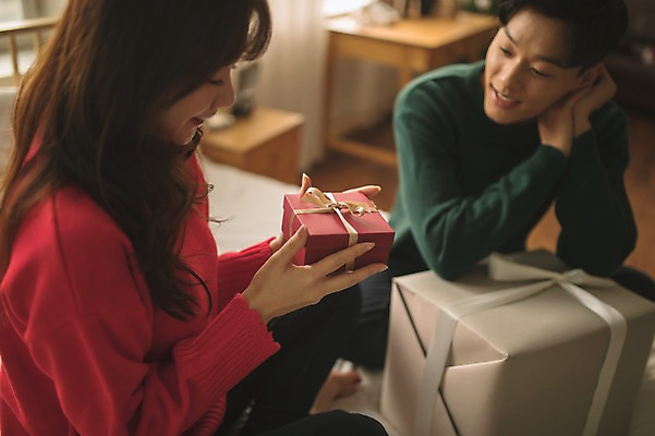 포토 JPG 커플 응시 여자 남자 크리스마스 실내 선물 미소 들기 앉기 상반신 20대 성인 두명 앞모습 옆모습 아웃포커스 30대 다정 한국인 침대 성인만 국내포토 시선 기념일 뷰포인트 가구 컨셉 관계 모션 촬영기법 표정 사람 동양인 청년 내부 장년 파일형식