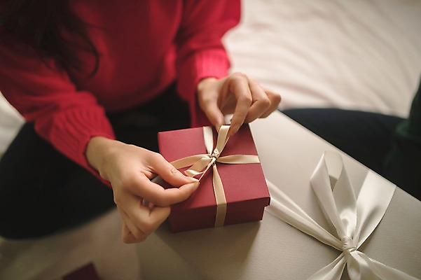 포토 JPG 손 커플 여자 리본 크리스마스 실내 선물 앉기 상반신 성인 앞모습 신체부위 30대 선물상자 한국인 침대 묶기 성인여자한명만 국내포토 기념일 뷰포인트 가구 관계 모션 사람 동양인 내부 장년 상자 여자한명만 성인여자만 파일형식