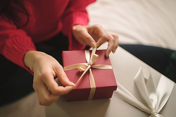 포토 JPG 손 커플 여자 리본 크리스마스 실내 선물 한명 앉기 상반신 성인 앞모습 신체부위 30대 선물상자 한국인 침대 성인여자한명만 국내포토 1 기념일 뷰포인트 가구 관계 모션 사람 동양인 내부 장년 상자 여자한명만 성인여자만 파일형식