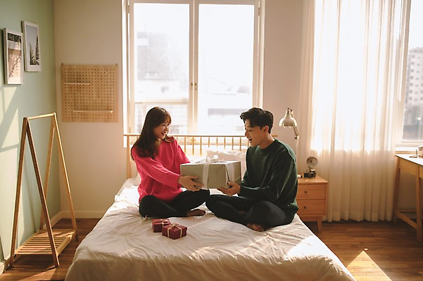 포토 JPG 전신 커플 응시 여자 남자 크리스마스 실내 선물 미소 앉기 20대 성인 두명 옆모습 30대 선물상자 다정 한국인 침대 성인만 국내포토 시선 기념일 뷰포인트 가구 컨셉 관계 모션 표정 사람 동양인 청년 내부 장년 상자 파일형식