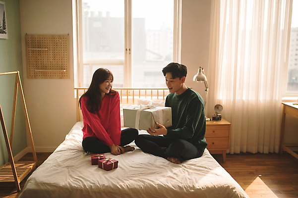 포토 JPG 전신 커플 응시 여자 남자 크리스마스 실내 선물 미소 들기 앉기 20대 성인 두명 옆모습 30대 선물상자 다정 한국인 침대 성인만 국내포토 시선 기념일 뷰포인트 가구 컨셉 관계 모션 표정 사람 동양인 청년 내부 장년 상자 파일형식