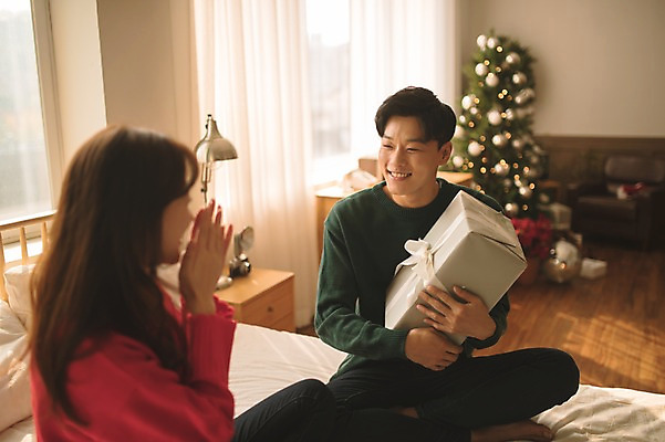 포토 JPG 커플 여자 남자 크리스마스 실내 선물 미소 들기 앉기 상반신 20대 성인 두명 앞모습 옆모습 아웃포커스 30대 크리스마스트리 다정 한국인 침대 성인만 국내포토 기념일 뷰포인트 가구 컨셉 관계 모션 촬영기법 표정 사람 동양인 청년 내부 장년 파일형식