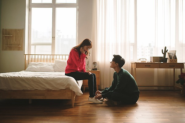 포토 JPG 전신 커플 응시 여자 남자 크리스마스 실내 미소 앉기 20대 성인 두명 옆모습 30대 다정 한국인 침대 묶기 신발끈 성인만 국내포토 시선 기념일 뷰포인트 가구 컨셉 관계 모션 표정 사람 동양인 청년 내부 장년 파일형식