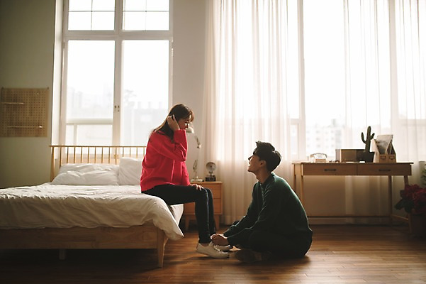 포토 JPG 전신 커플 응시 여자 남자 신발 크리스마스 실내 미소 앉기 20대 성인 두명 옆모습 아웃포커스 30대 다정 한국인 침대 신발끈 신발끈묶기 성인만 국내포토 시선 기념일 뷰포인트 가구 컨셉 관계 모션 촬영기법 표정 사람 동양인 청년 내부 장년 묶기 파일형식 생활용품 인종 이벤트 오브젝트