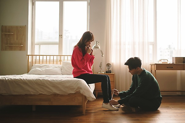 포토 JPG 전신 커플 응시 여자 남자 크리스마스 실내 미소 앉기 20대 성인 두명 옆모습 30대 다정 한국인 침대 신발끈 신발끈묶기 성인만 국내포토 시선 기념일 뷰포인트 가구 컨셉 관계 모션 표정 사람 동양인 청년 내부 장년 묶기 파일형식