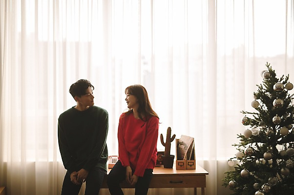 포토 JPG 커플 응시 여자 남자 크리스마스 거실 선인장 실내 미소 앉기 상반신 20대 성인 두명 앞모습 아웃포커스 30대 크리스마스트리 다정 한국인 책상 성인만 국내포토 식물 시선 기념일 뷰포인트 가구 컨셉 관계 모션 촬영기법 표정 사람 동양인 청년 내부 장년 파일형식