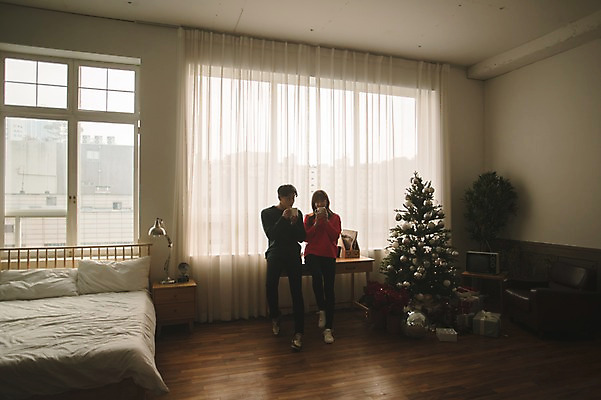 포토 JPG 전신 커플 여자 남자 커피 크리스마스 실내 미소 들기 앉기 20대 성인 두명 앞모습 30대 크리스마스트리 다정 한국인 침대 책상 성인만 국내포토 기념일 음료 뷰포인트 가구 컨셉 관계 모션 표정 사람 동양인 청년 내부 장년 파일형식